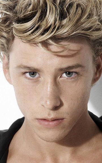 фото: Митч Хьюер (Mitch Hewer)