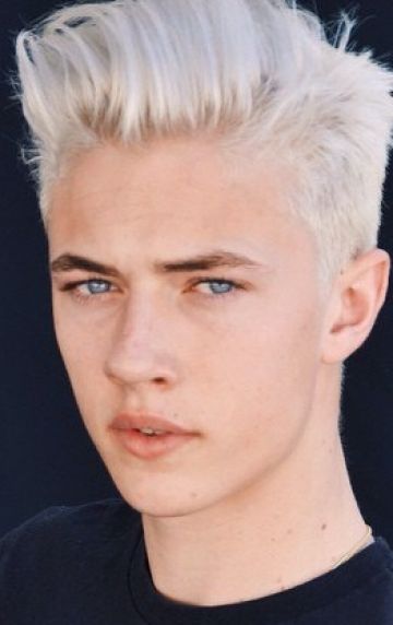 фото:  (Lucky Blue Smith)