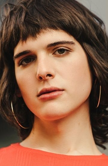 Хари Неф (Hari Nef) фото: Хари Неф (Hari Nef)